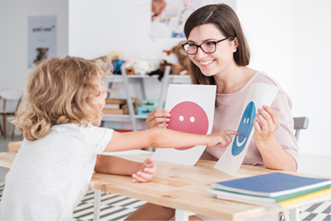 ילד במהלך טיפול שניתן במסגרת הנחיית הורים